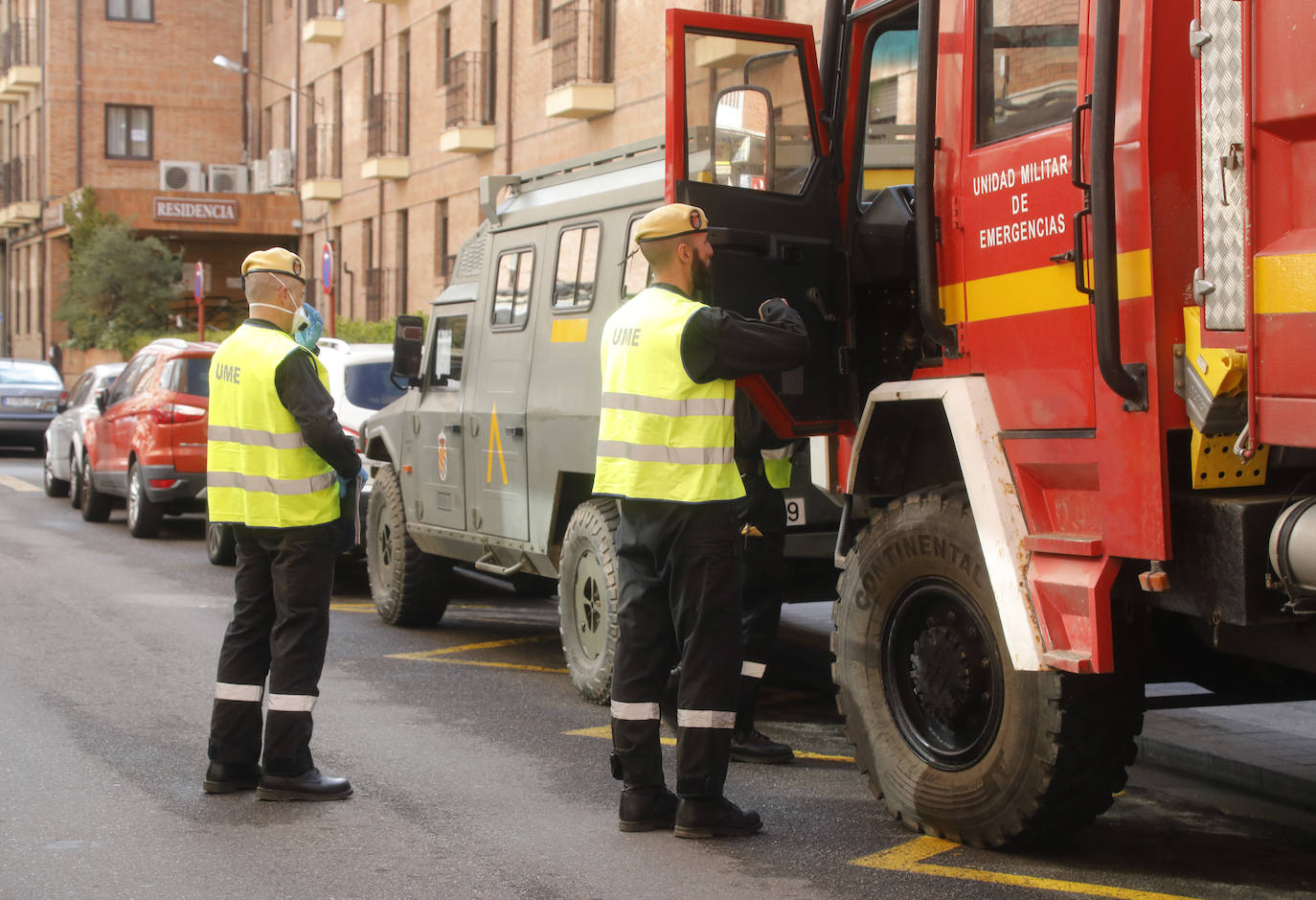 La UME desinfecta los lugares con mayor riesgo de contagio en Palencia. 