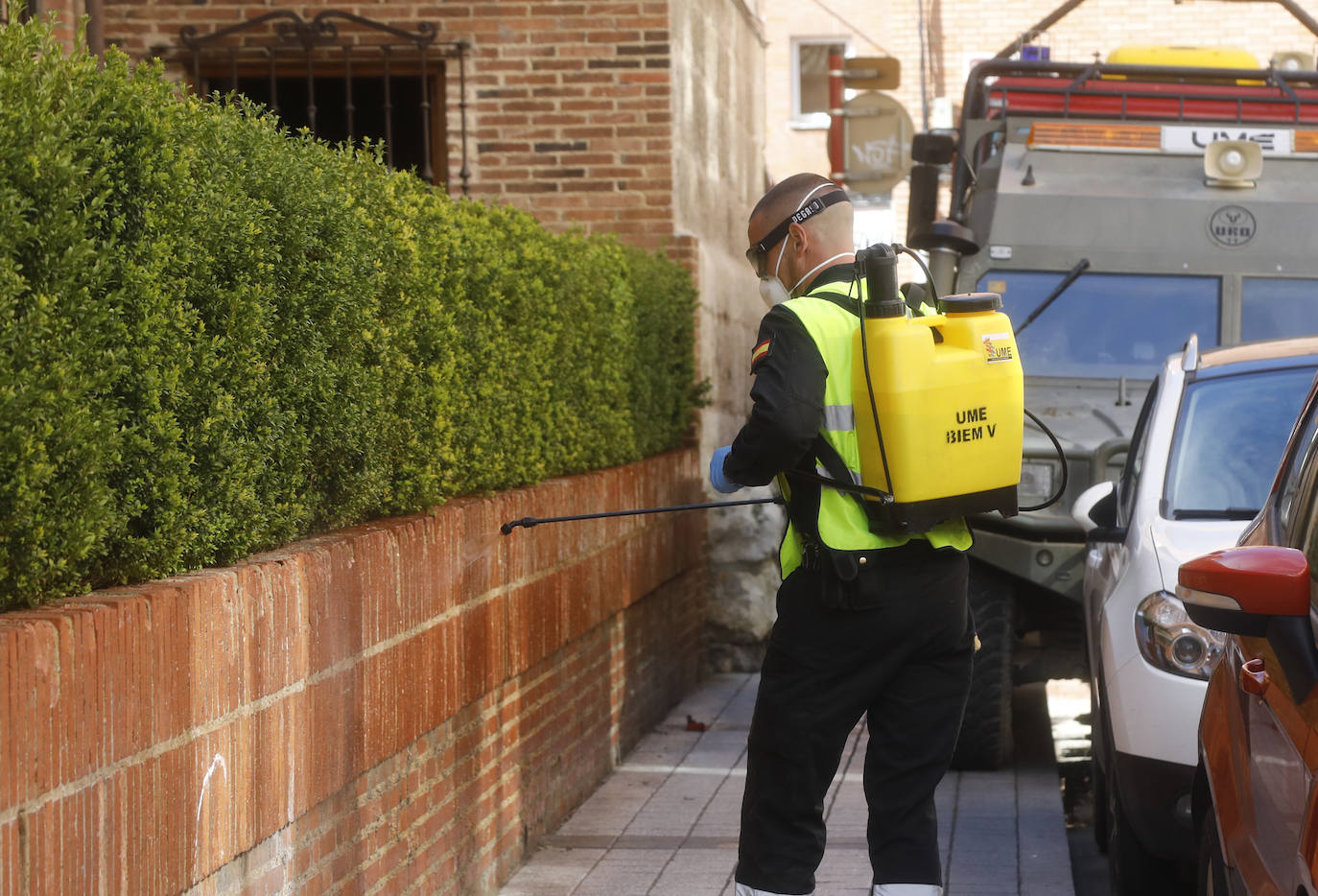 La UME desinfecta los lugares con mayor riesgo de contagio en Palencia. 