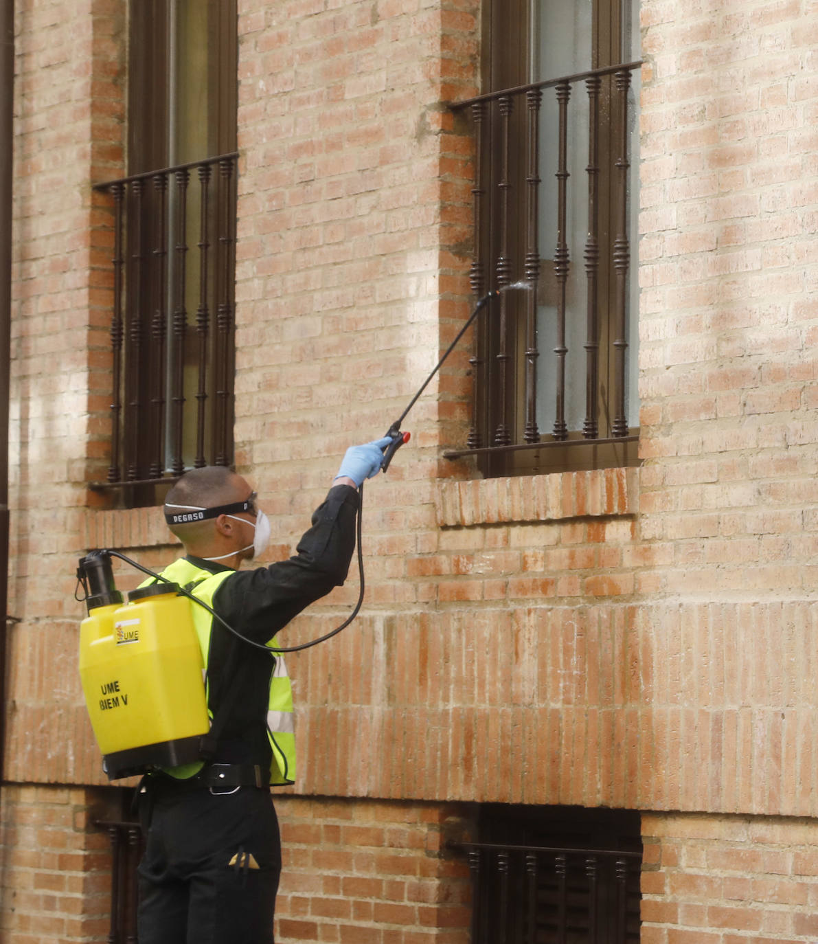 La UME desinfecta los lugares con mayor riesgo de contagio en Palencia. 