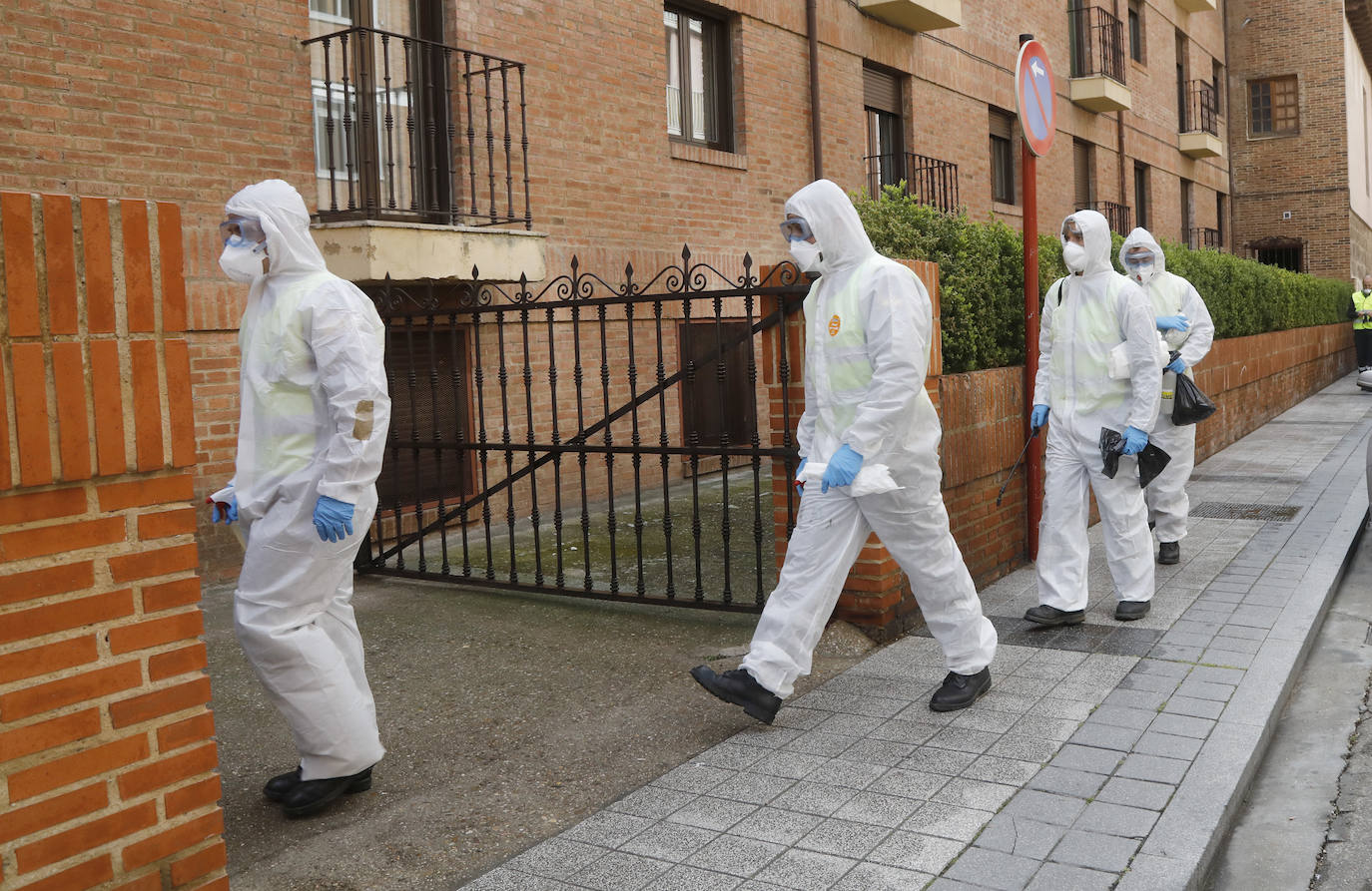 La UME desinfecta los lugares con mayor riesgo de contagio en Palencia. 