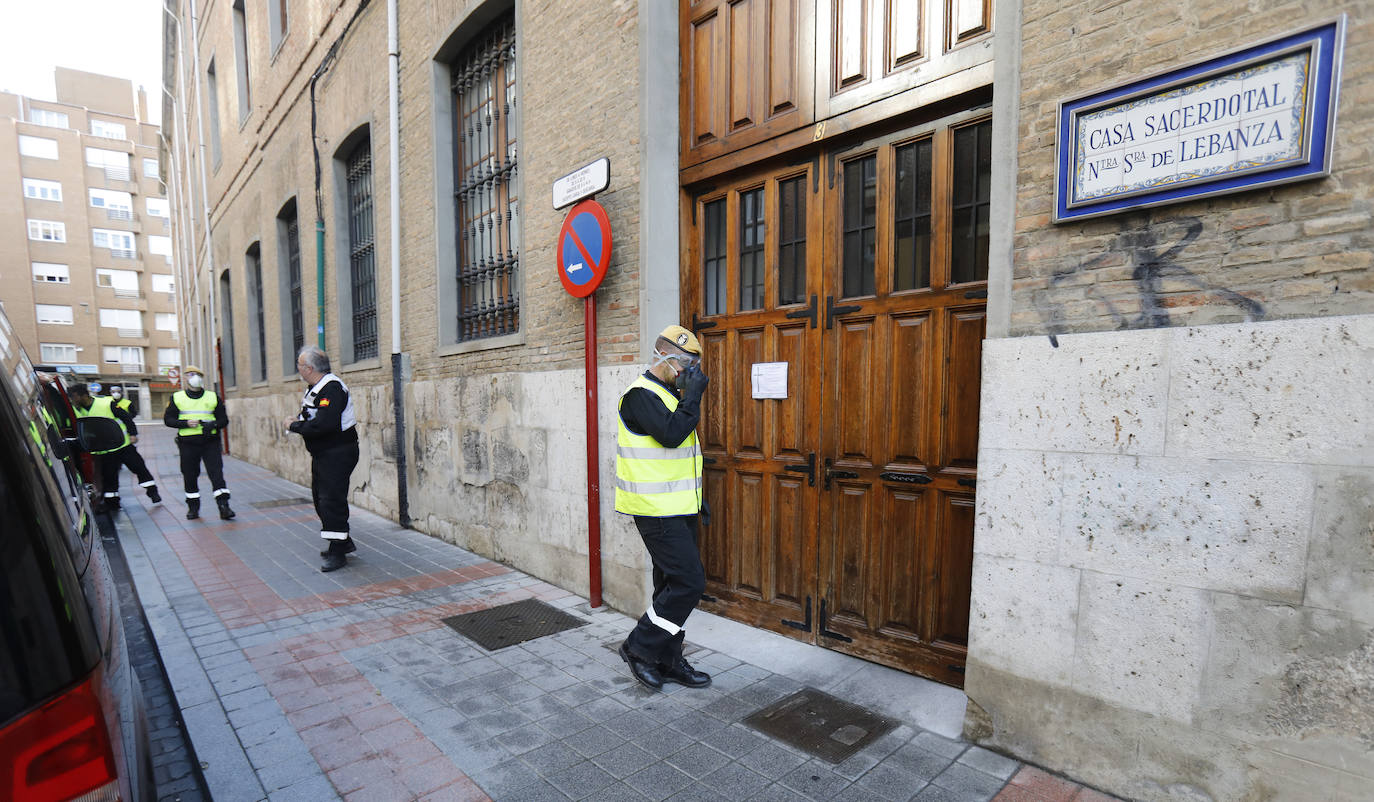 La UME desinfecta los lugares con mayor riesgo de contagio en Palencia. 