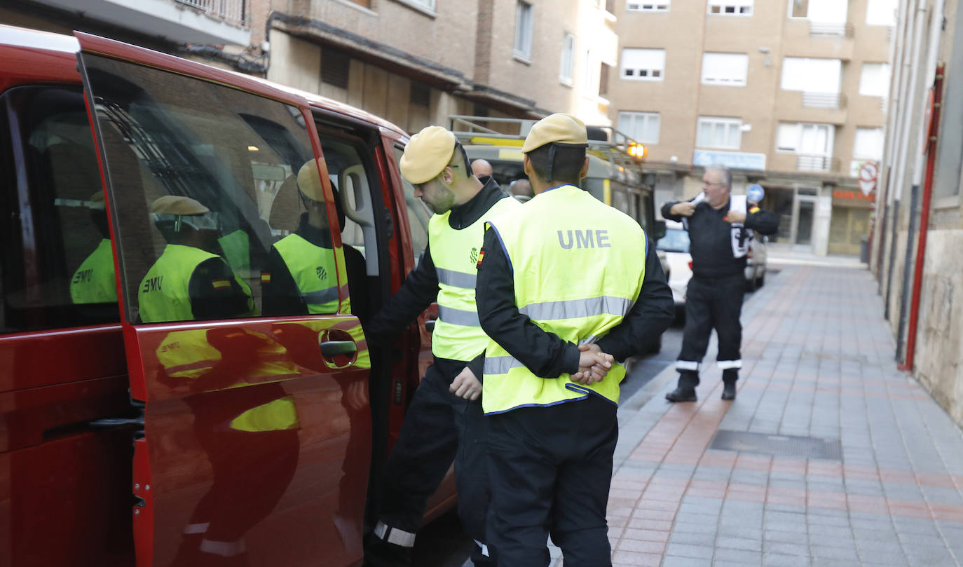 La UME desinfecta los lugares con mayor riesgo de contagio en Palencia. 