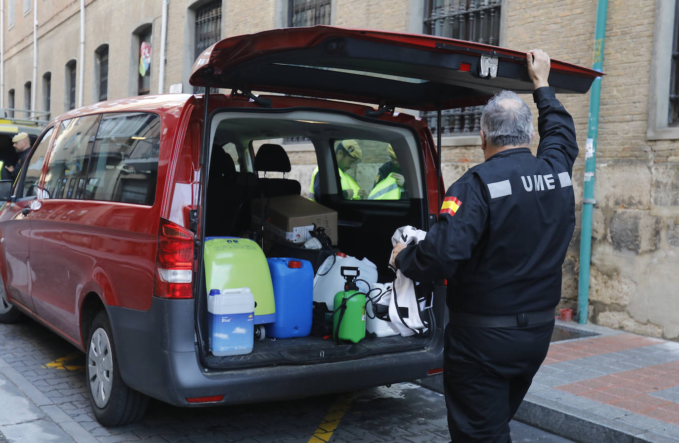 La UME desinfecta los lugares con mayor riesgo de contagio en Palencia. 