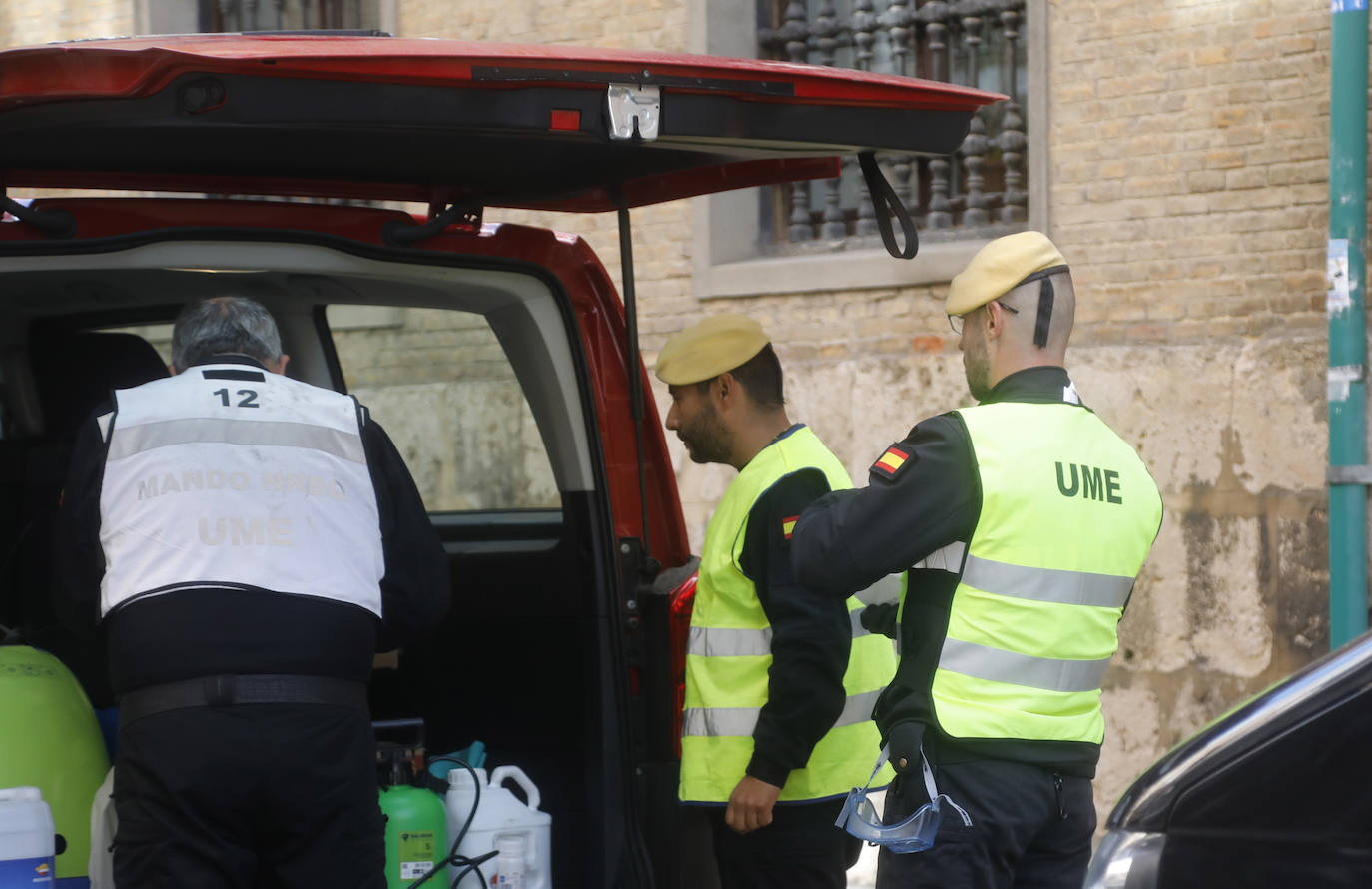 La UME desinfecta los lugares con mayor riesgo de contagio en Palencia. 