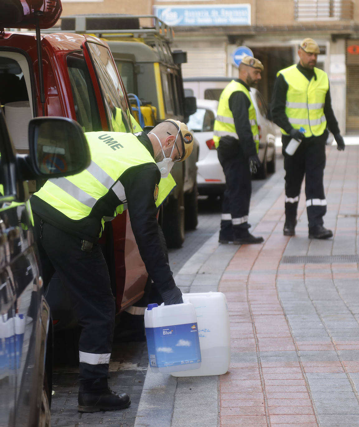 La UME desinfecta los lugares con mayor riesgo de contagio en Palencia. 