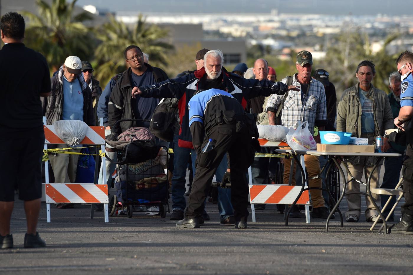 Medio millar de gente sin hogar se ha quedado al raso al cerrase un centro de caridad donde pasaban la noche por el Covid-19 en Las Vegas. Las autoridades han instalado un albergue provisional en un parking al aire libre.