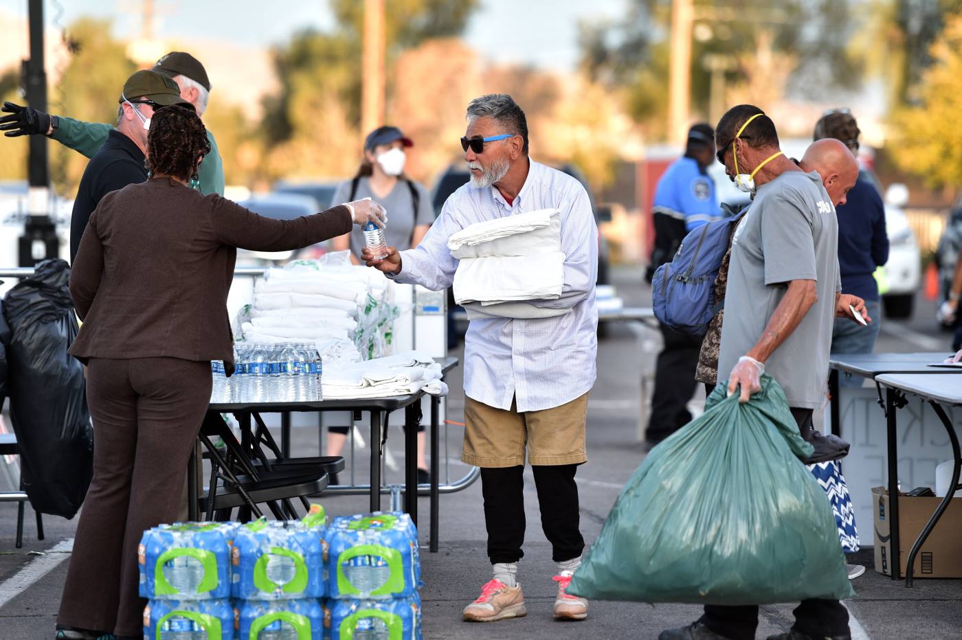 Medio millar de gente sin hogar se ha quedado al raso al cerrase un centro de caridad donde pasaban la noche por el Covid-19 en Las Vegas. Las autoridades han instalado un albergue provisional en un parking al aire libre.
