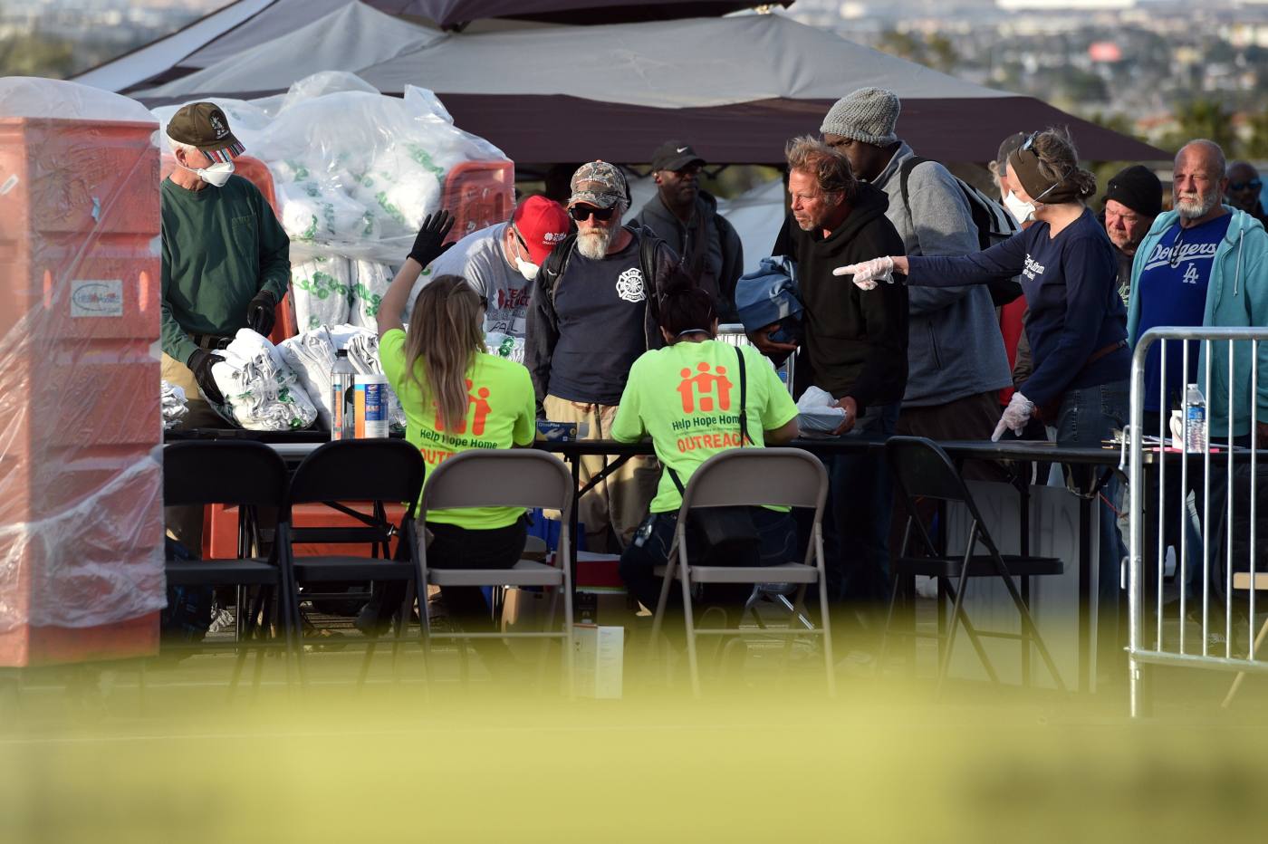 Medio millar de gente sin hogar se ha quedado al raso al cerrase un centro de caridad donde pasaban la noche por el Covid-19 en Las Vegas. Las autoridades han instalado un albergue provisional en un parking al aire libre.