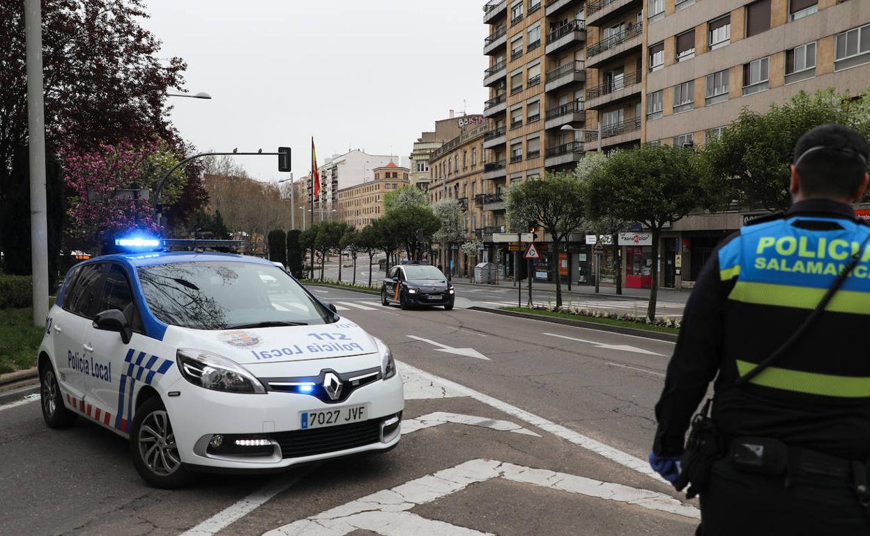 La Policía Local, controlando el tráfico en la avenida de Mirat.