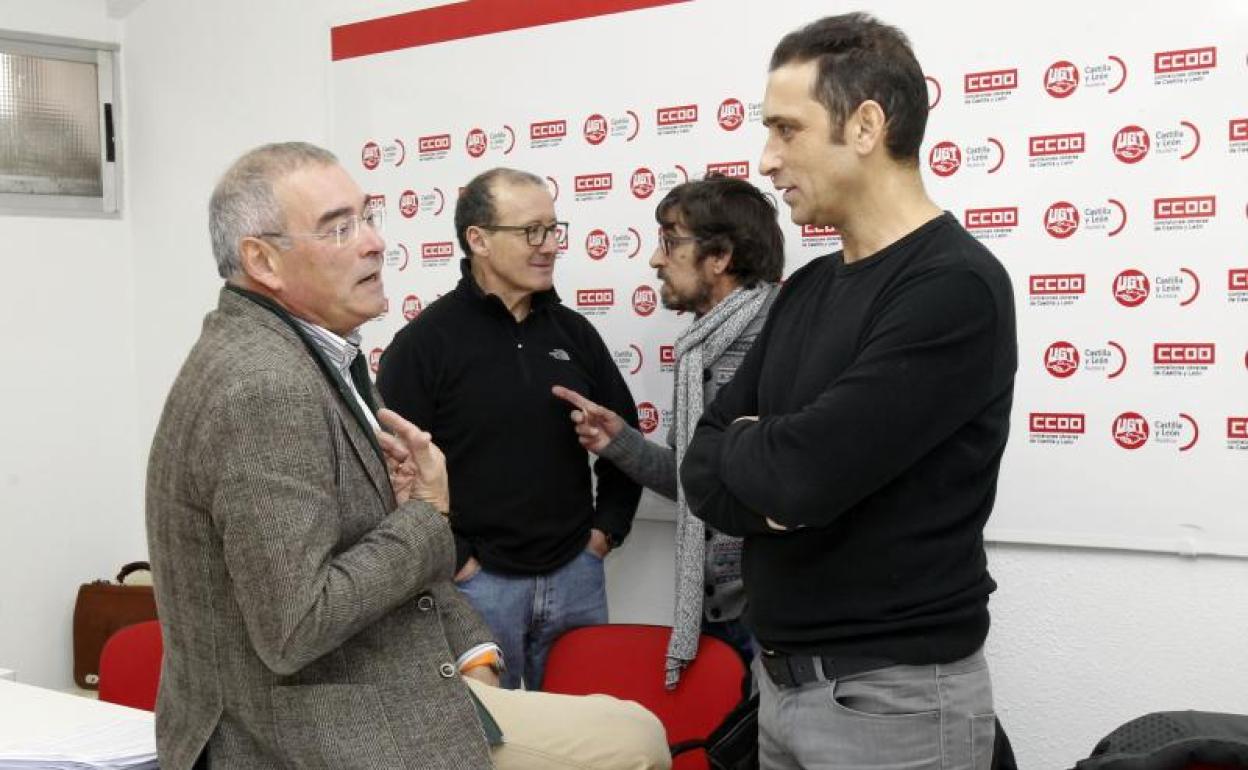 Evelio Angulo (izda) conversa con Vicente Andrés.