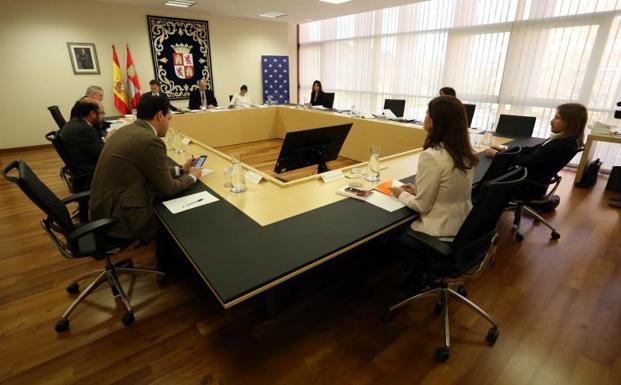 Las Cortes encaran un presupuesto de crisis, pero aún no plantean el recorte de los sueldos políticos