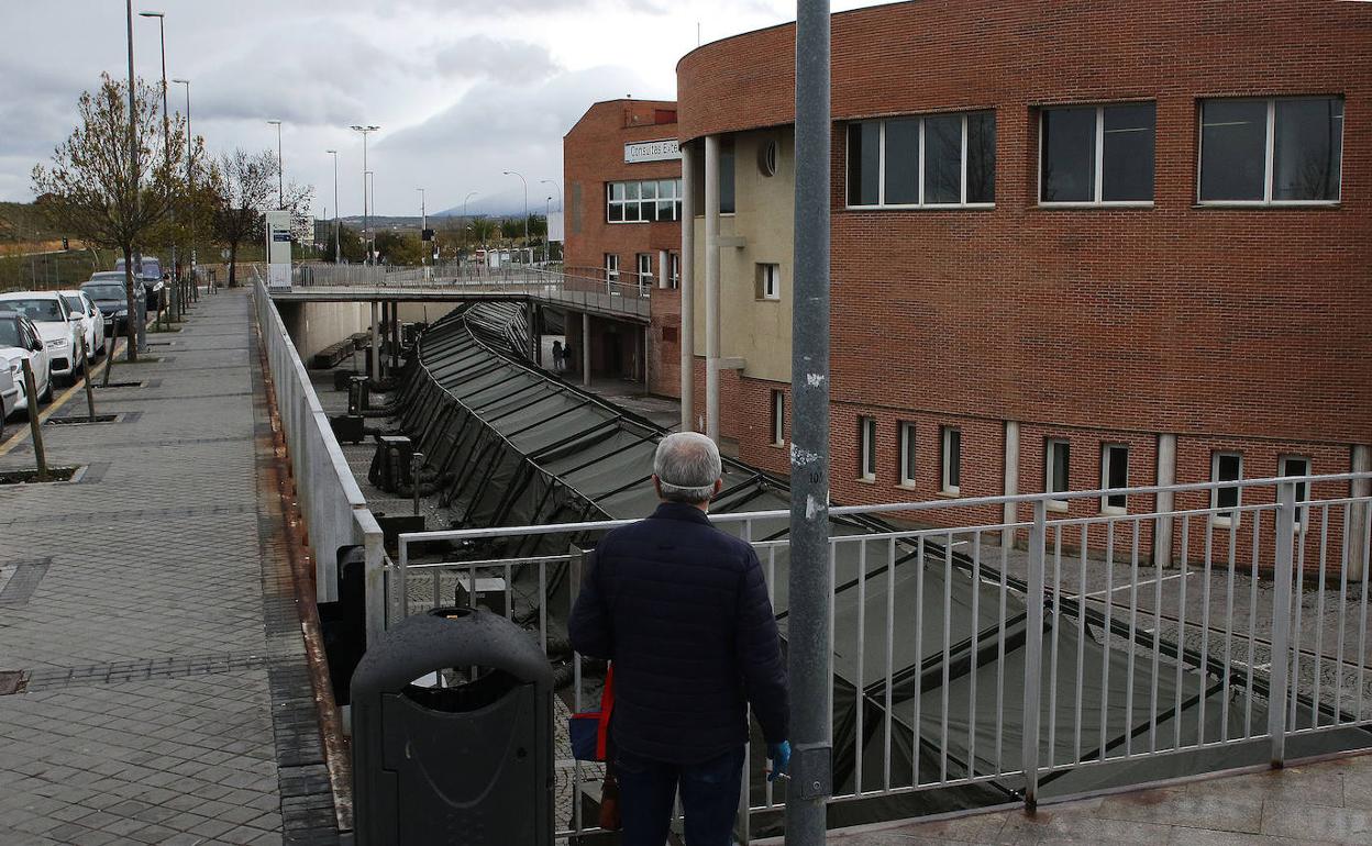 Un hombre observa la instalación del hospital de campaña en el complejo asistencial de Segovia. 