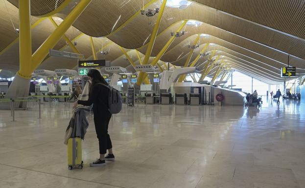 El aeropuerto de Barajas casi vacío, reflejo del aislamiento de España de exterior.