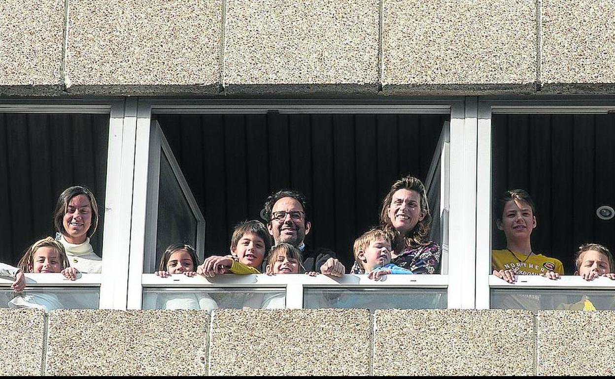 José María Cebrián Ruiz y su esposa, Irene Gervás de la Pisa, asomados a las ventanas con sus once hijos, todos en cuarentena tras haber dado positivo en Covid-19. 