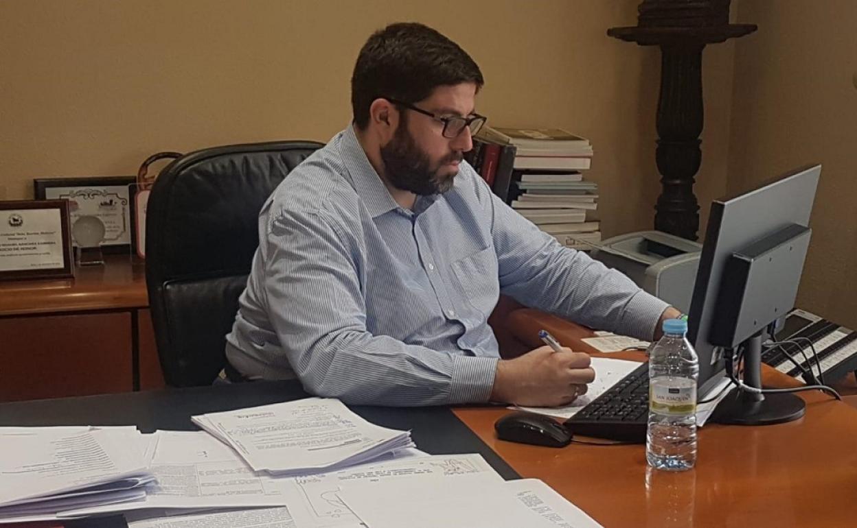 El alcalde de Ávila, J. Manuel Sánchez, durante la celebración de la Junta de Gobierno telemática