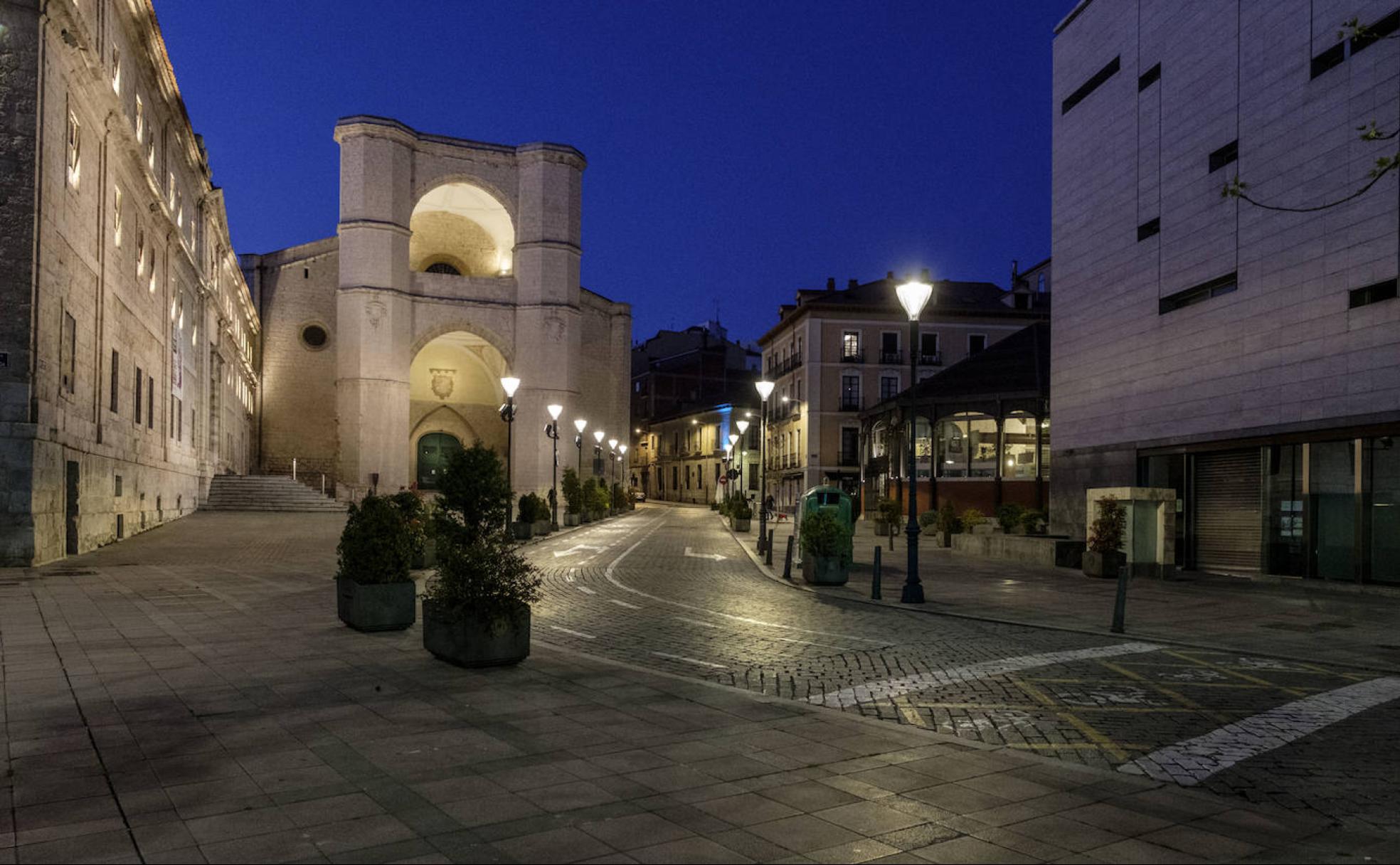 San Benito y el Val, vacío a las 21:00 horas, por el confinamiento domiciliario del destado de alarma. 