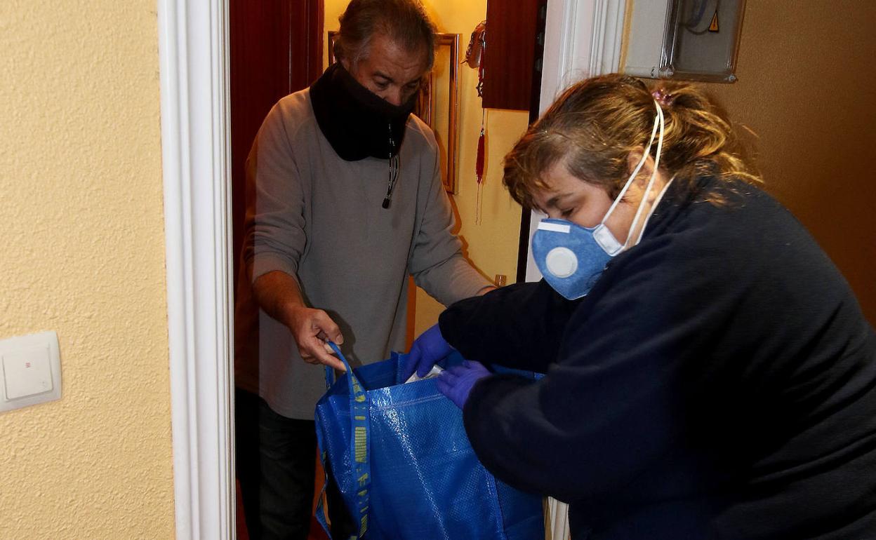 Joaquín recibe en la puerta de su casa el pedido que acaba de hacer. Antonio de Torre
