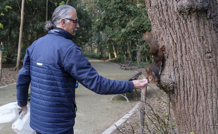 Así da de comer Luis Magdaleno a los animales del Campo Grande