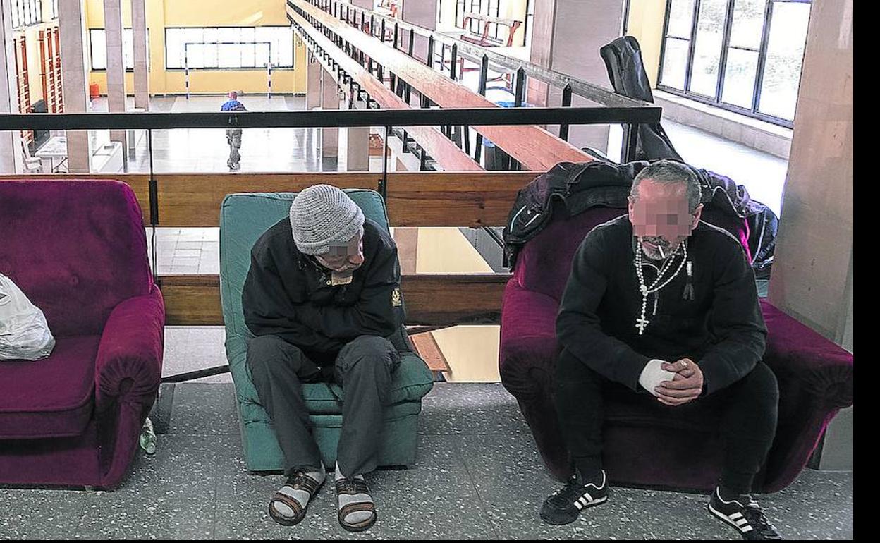 Tres de los indigentes acogidos por Cáritas descansan en una de las dependencias del Seminario de Valladolid.