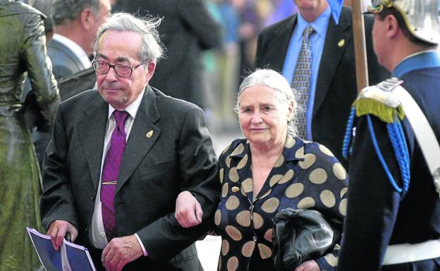 Los escritores Doris Lessing y George Steiner a su llegada al Teatro Campoamor de Oviedo en la entrega de los Premios Príncipe de Asturias 2001.