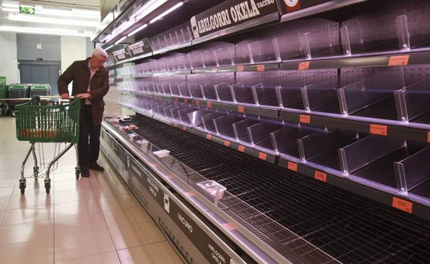 Estanterias vacias en un supermercado por la crisis del coronavirus.