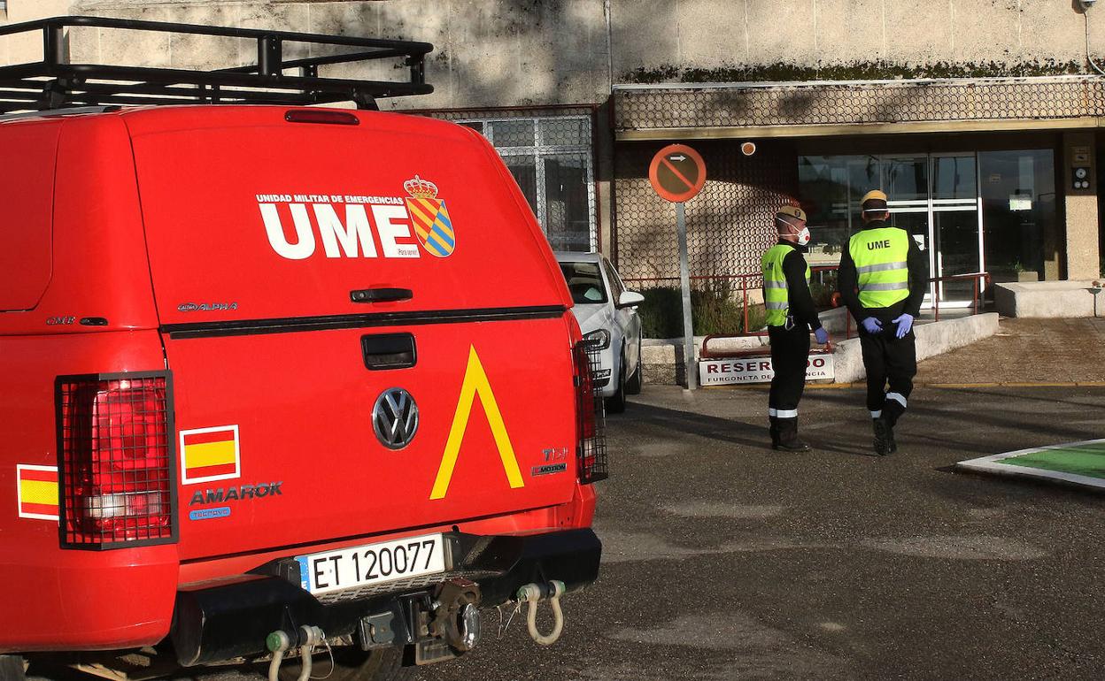 Equipos de la UME desinfectan la Residencia Asistida de Segovia. 