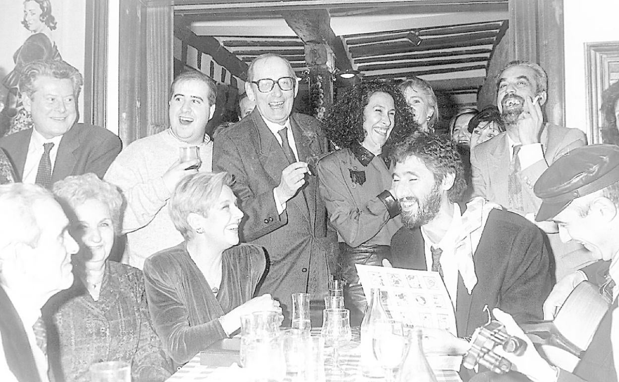 Miguel Delibes, de pie en el centro, junto a un grupo de amigos entre los que se puede reconocer a Vicente Parra, izquierda, Irene Santa María y su marido, Tomás Rodríguez Bolaños, alcalde en ese tiempo, –ambos de pie– y Lola Herrera, sentada la izquierda y el dúo Candeal.