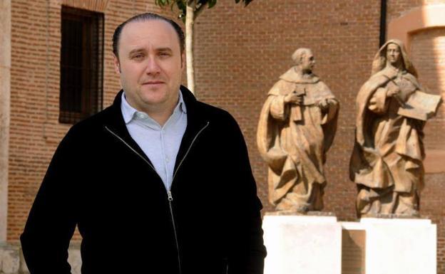 El padre Francisco Sánchez Oreja, fotografiado ante las estatuas de San Juan de la Cruz y Santa Teresa.