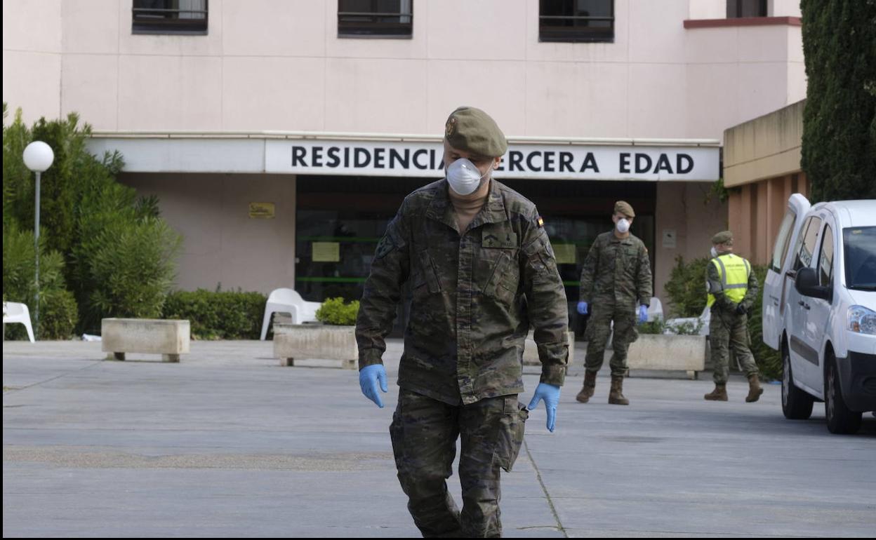 El ejército desinfecta la residencia de Parquesol. 