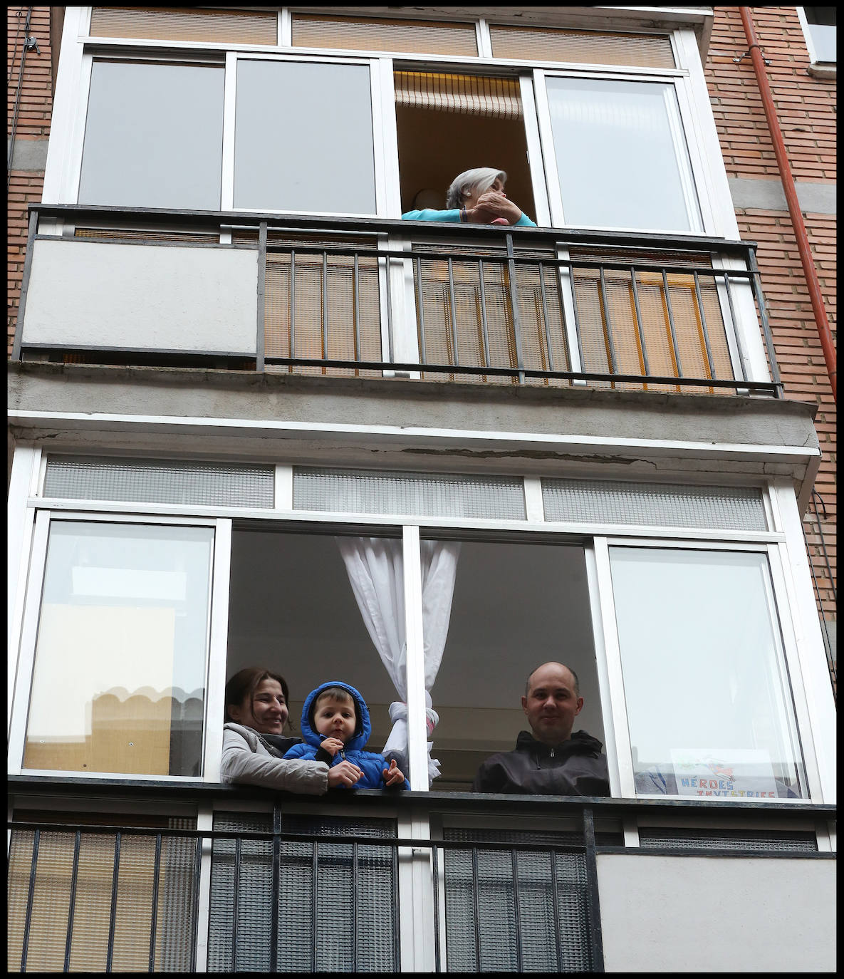 Fotos: Los balcones de La Rondilla se llenan a las ocho de la tarde para aplaudir a los que luchan contra el coronavirus
