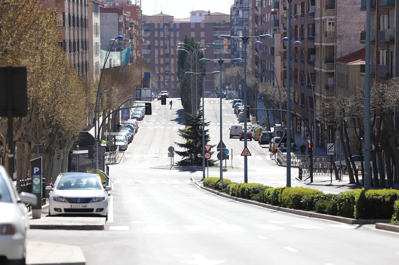 Los parques y plazas vacías y el silencio de la vía pública están a la espera de que la ciudad regrese a su actividad cotidiana. 