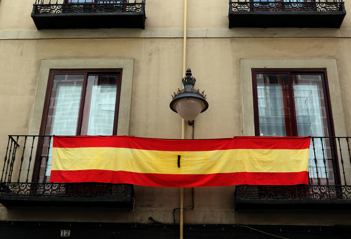 Los balcones y ventanas se han convertido desde que comenzó el estado de alarma en Valladolid en un espacio de encuentro, de esperanza y de vecindad. Son prácticamente nuestro único contacto con el exterior. Unos los decoran, otros toman el apetitivo en ellos y todos se mandan ánimos a distancia. 