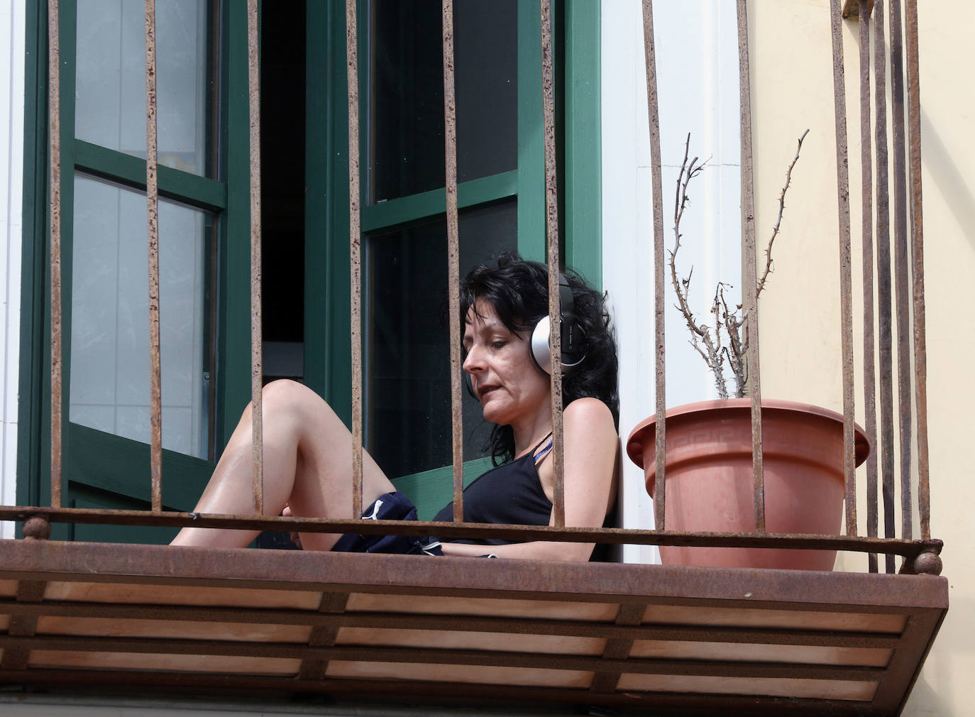 Los balcones y ventanas se han convertido desde que comenzó el estado de alarma en Valladolid en un espacio de encuentro, de esperanza y de vecindad. Son prácticamente nuestro único contacto con el exterior. Unos los decoran, otros toman el apetitivo en ellos y todos se mandan ánimos a distancia. 