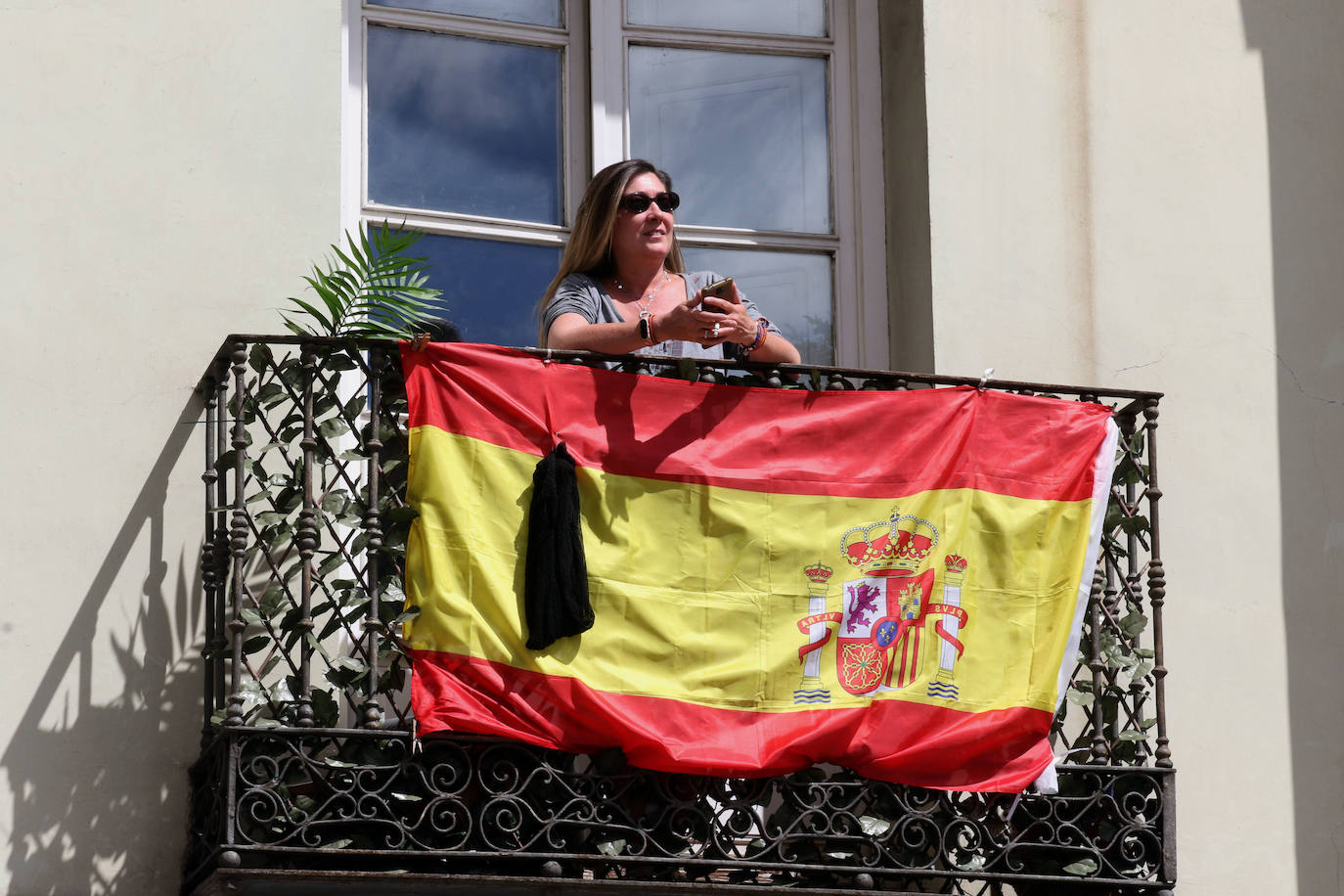 Los balcones y ventanas se han convertido desde que comenzó el estado de alarma en Valladolid en un espacio de encuentro, de esperanza y de vecindad. Son prácticamente nuestro único contacto con el exterior. Unos los decoran, otros toman el apetitivo en ellos y todos se mandan ánimos a distancia. 