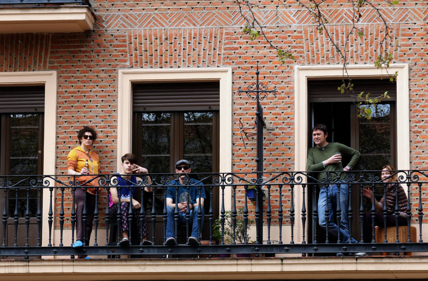 Los balcones y ventanas se han convertido desde que comenzó el estado de alarma en Valladolid en un espacio de encuentro, de esperanza y de vecindad. Son prácticamente nuestro único contacto con el exterior. Unos los decoran, otros toman el apetitivo en ellos y todos se mandan ánimos a distancia. 