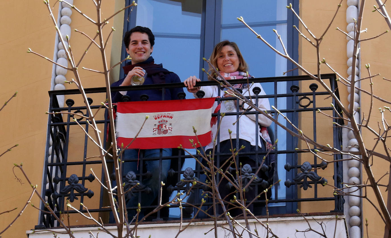 Los balcones y ventanas se han convertido desde que comenzó el estado de alarma en Valladolid en un espacio de encuentro, de esperanza y de vecindad. Son prácticamente nuestro único contacto con el exterior. Unos los decoran, otros toman el apetitivo en ellos y todos se mandan ánimos a distancia. 