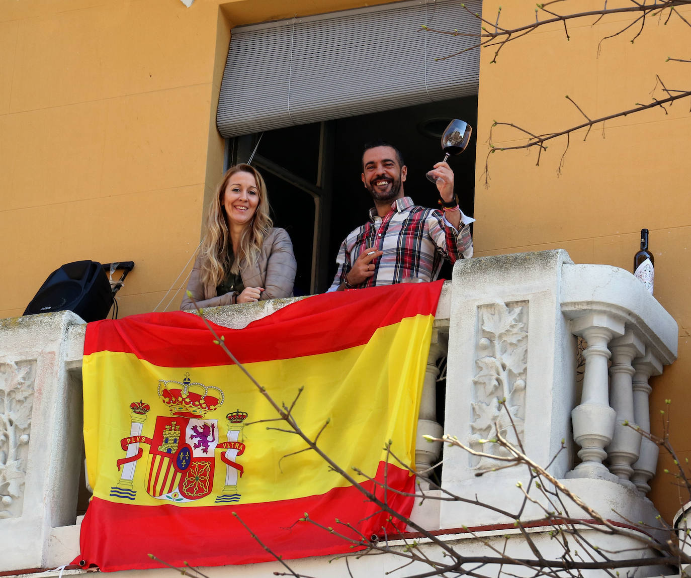 Los balcones y ventanas se han convertido desde que comenzó el estado de alarma en Valladolid en un espacio de encuentro, de esperanza y de vecindad. Son prácticamente nuestro único contacto con el exterior. Unos los decoran, otros toman el apetitivo en ellos y todos se mandan ánimos a distancia. 