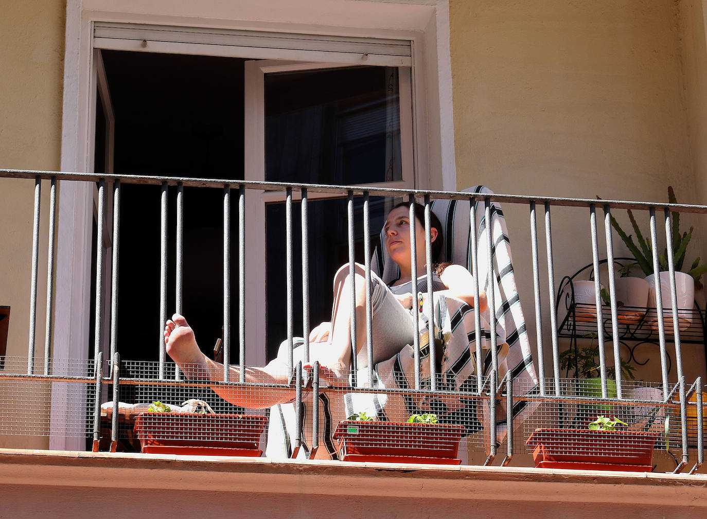 Los balcones y ventanas se han convertido desde que comenzó el estado de alarma en Valladolid en un espacio de encuentro, de esperanza y de vecindad. Son prácticamente nuestro único contacto con el exterior. Unos los decoran, otros toman el apetitivo en ellos y todos se mandan ánimos a distancia. 