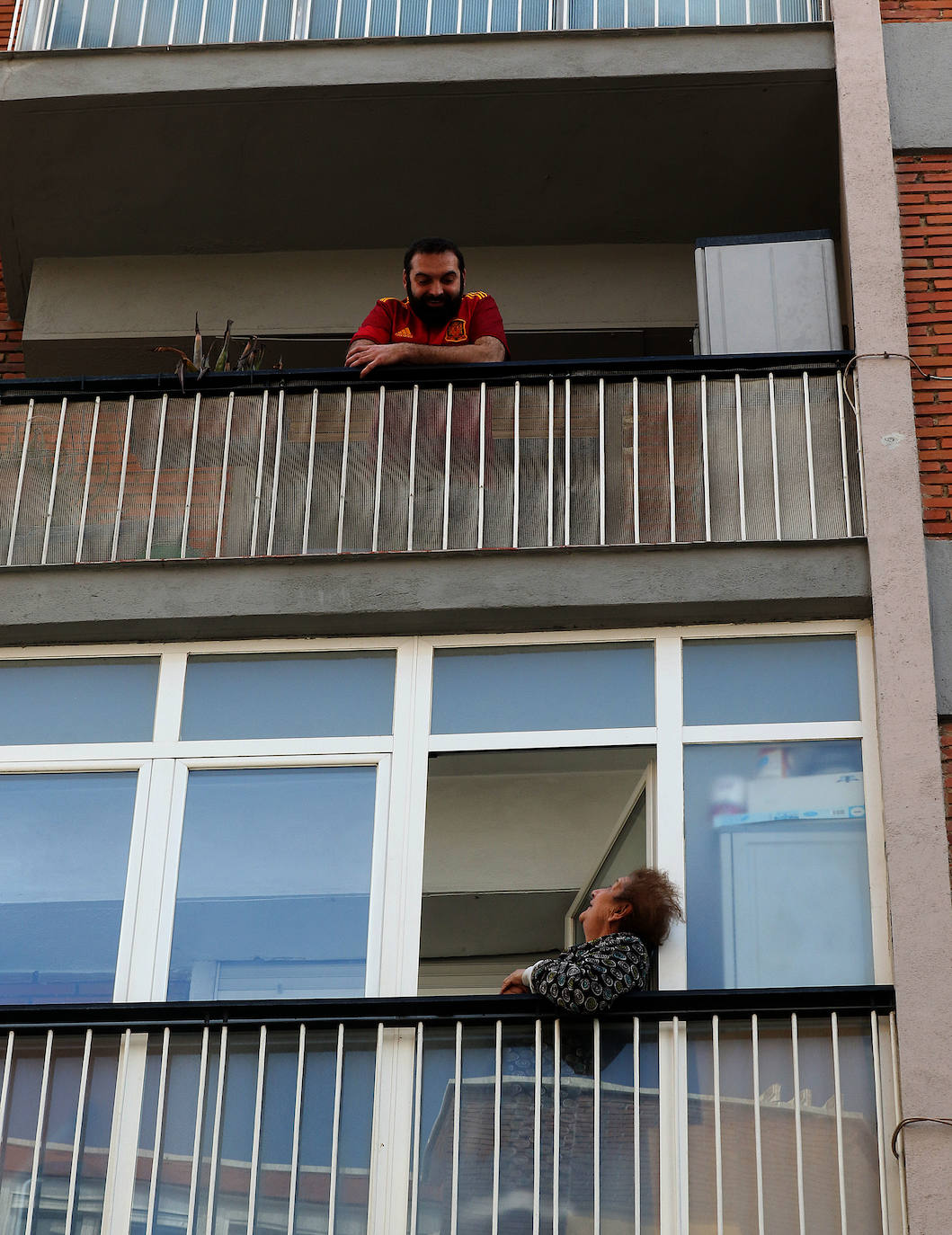 Los balcones y ventanas se han convertido desde que comenzó el estado de alarma en Valladolid en un espacio de encuentro, de esperanza y de vecindad. Son prácticamente nuestro único contacto con el exterior. Unos los decoran, otros toman el apetitivo en ellos y todos se mandan ánimos a distancia. 