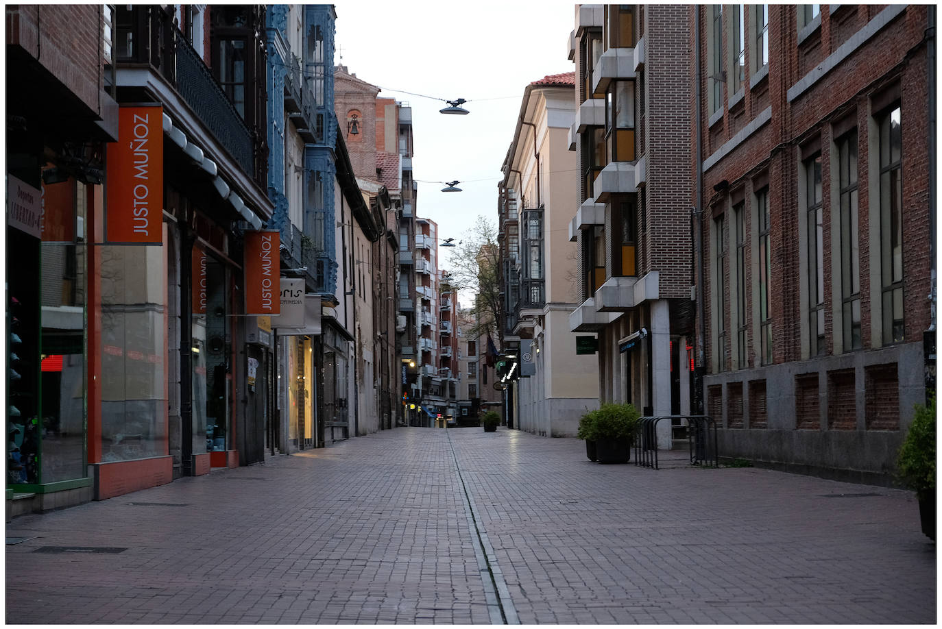 Fotos: Las calles de Valladolid, vacías en el sábado de la tercera semana de estado de alarma