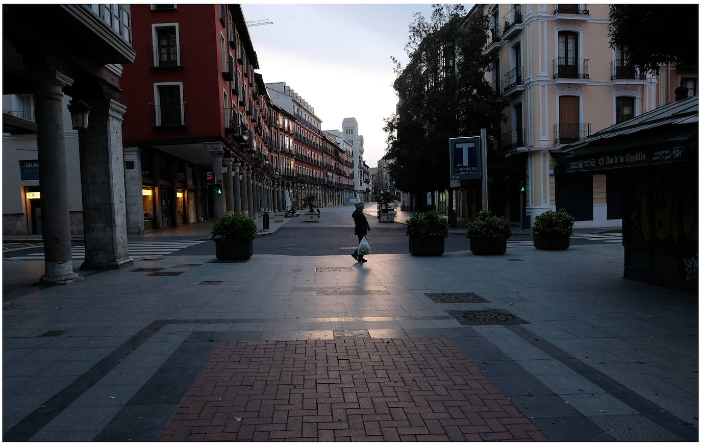 Fotos: Las calles de Valladolid, vacías en el sábado de la tercera semana de estado de alarma