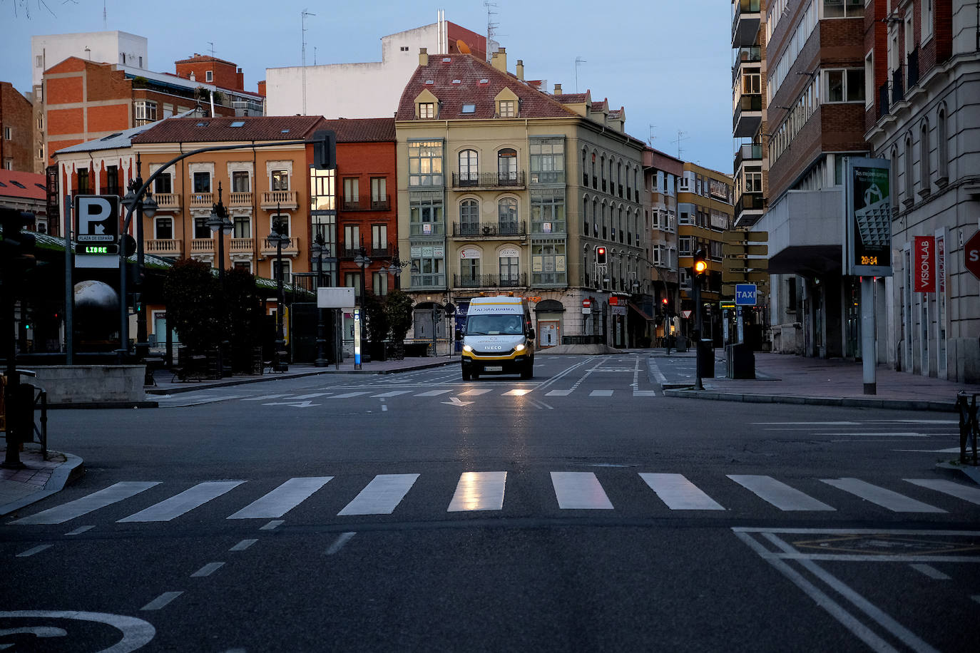 Fotos: Las calles de Valladolid, vacías en el sábado de la tercera semana de estado de alarma