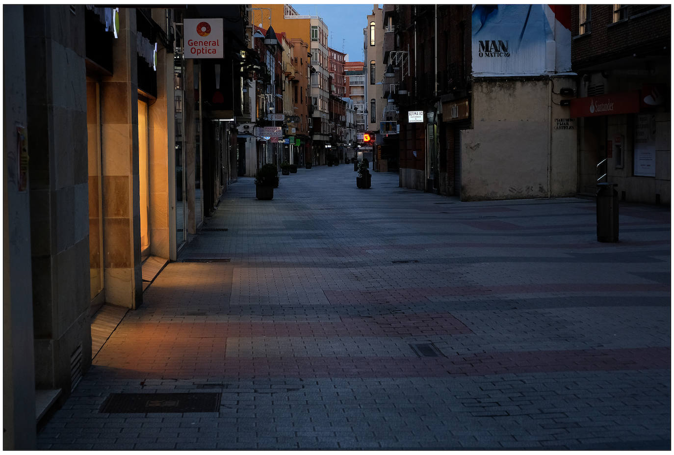 Fotos: Las calles de Valladolid, vacías en el sábado de la tercera semana de estado de alarma
