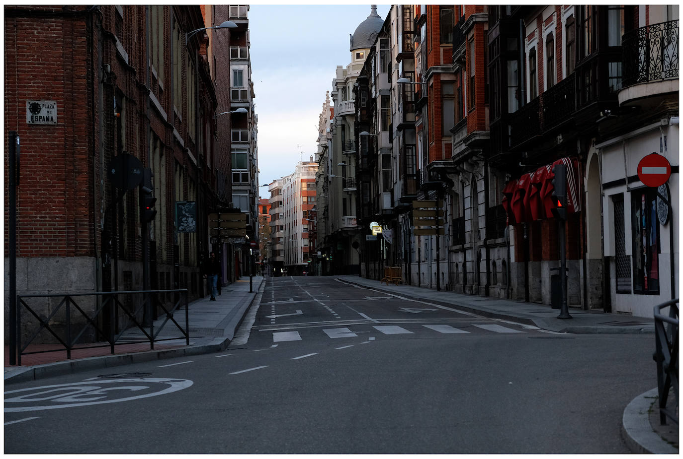 Fotos: Las calles de Valladolid, vacías en el sábado de la tercera semana de estado de alarma