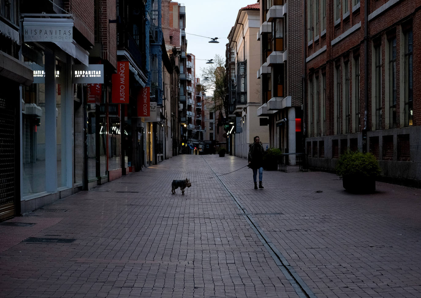 Fotos: Las calles de Valladolid, vacías en el sábado de la tercera semana de estado de alarma