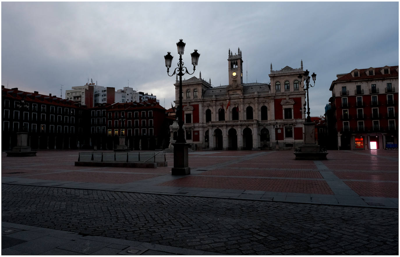Fotos: Las calles de Valladolid, vacías en el sábado de la tercera semana de estado de alarma