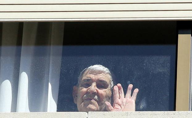 Un hombre que vive solo en su casa de la calle Domingo Martínez de Valladolid.