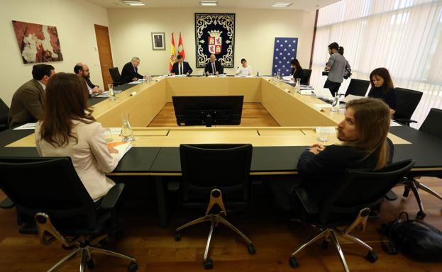 Miembros de la Junta de Portavoces de las Cortes de Castilla y León, días antes de decretarse el confinamiento.