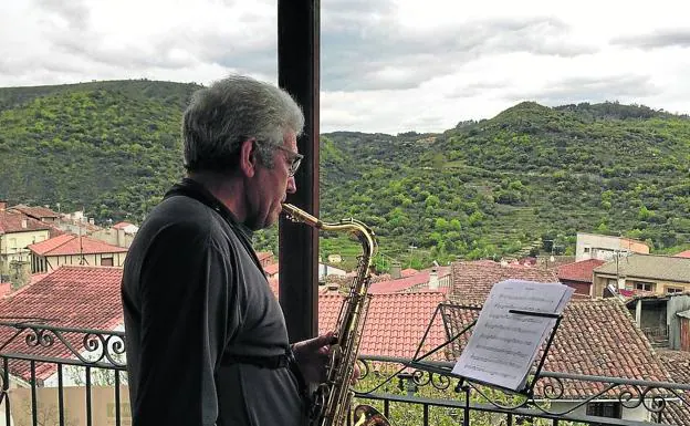 'Resistiré' con los aplausos de las ocho de la tarde en San Esteban de la Sierra