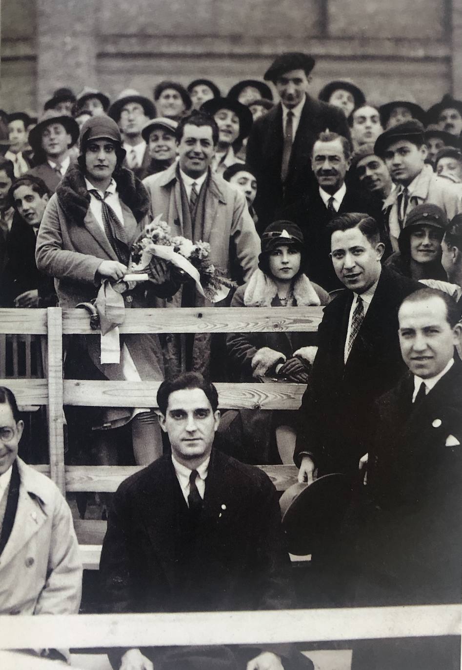 La afición del Pucela, en el campo de la Sociedad Taurina. 